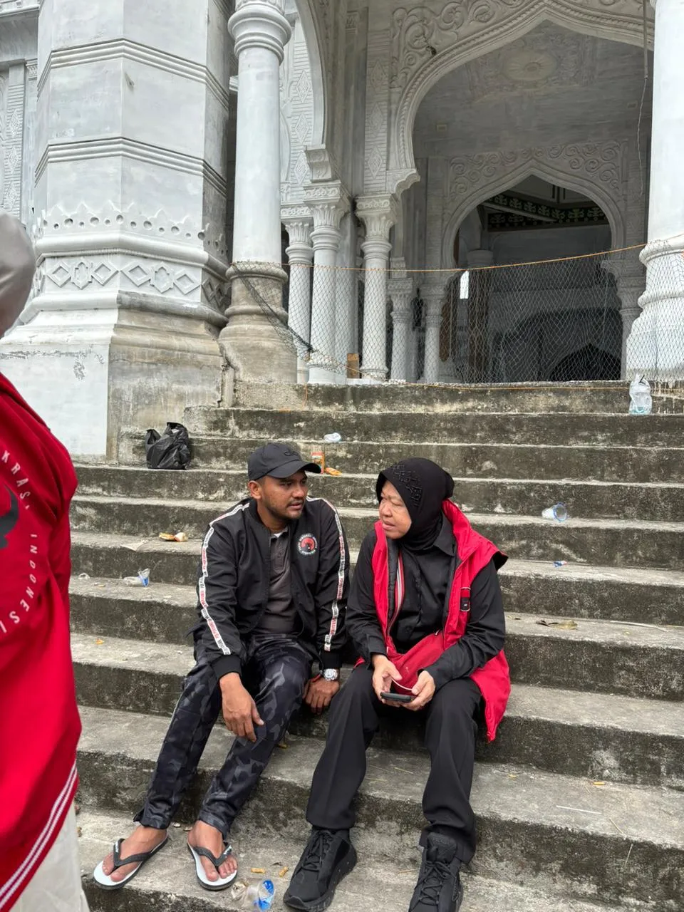 Foto: Ketua DPD PDI-P bersama Bu Risma Saat Menyerahkan Bantuan Korban Banjir Di Aceh Tamiang